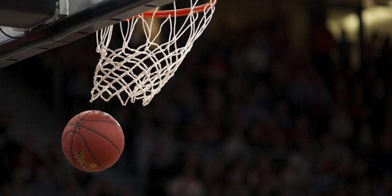 NBA篮球季后赛湖人队与勇士队比赛中，球员高高跃起完成霸气扣篮的精彩瞬间